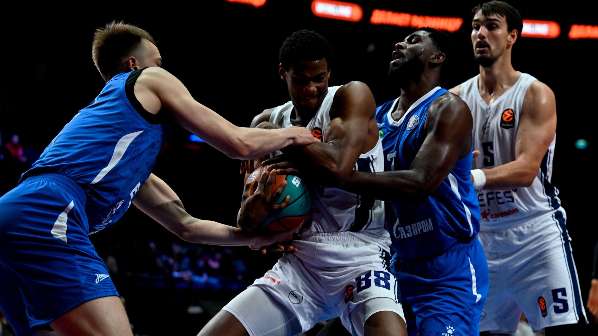 Anadolu Efes'in Zenit Üzerindeki Dominasyonu: Yeni Sezonun Şifreleri