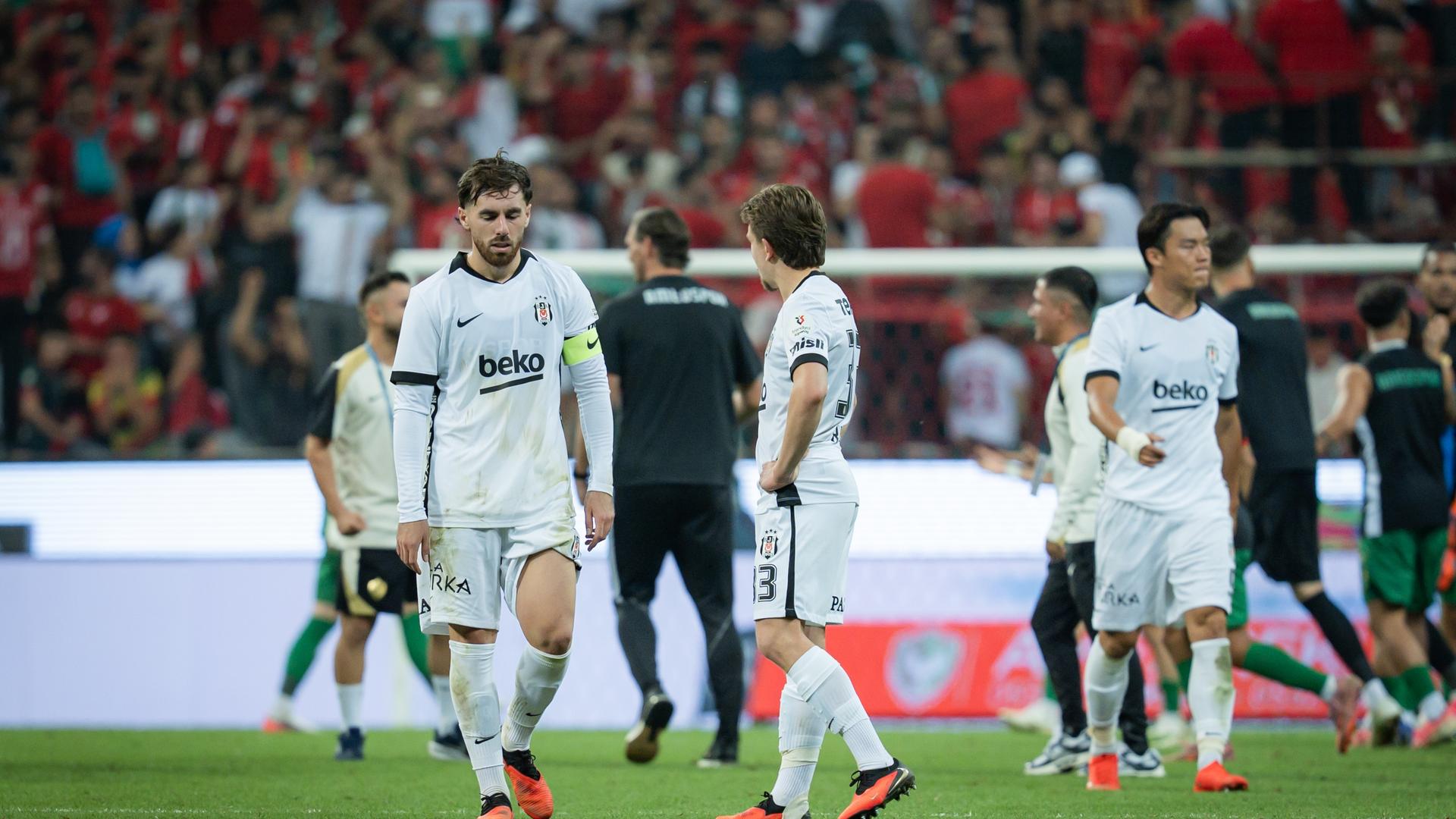Beşiktaş'ın İki Yüzü: Dolmabahçe'de Hükümdarlık, Deplasmanda Kimlik Krizi