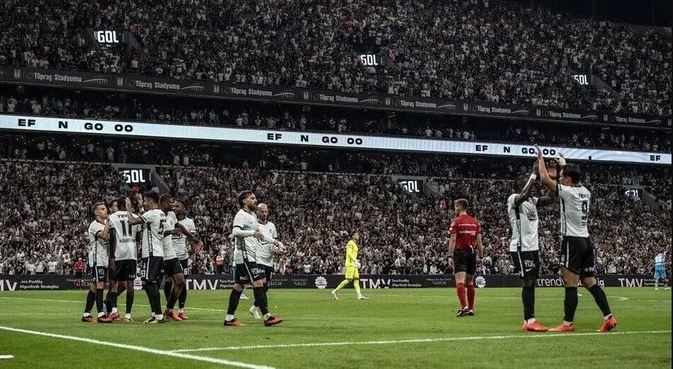 Beşiktaş'ın Savunma Devrimi: Giovanni van Bronckhorst'un İstikrarlı Kalesi