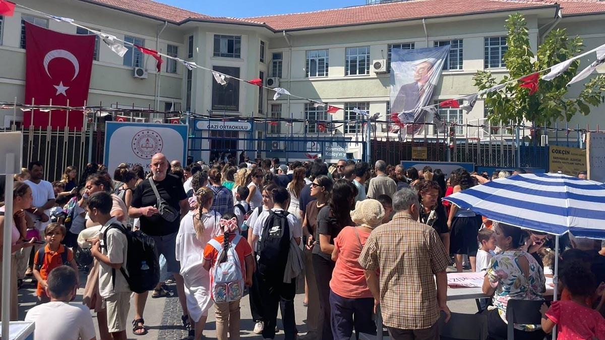 Üç Okul Tek Binaya Sıkıştırıldı: Velilerden Sert Tepki!