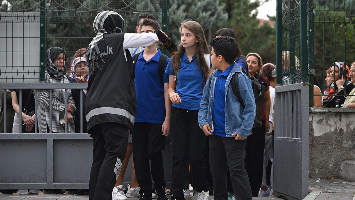 Okullarda dedektör var ama eğitim kitapsız başladı: Sistem analizi